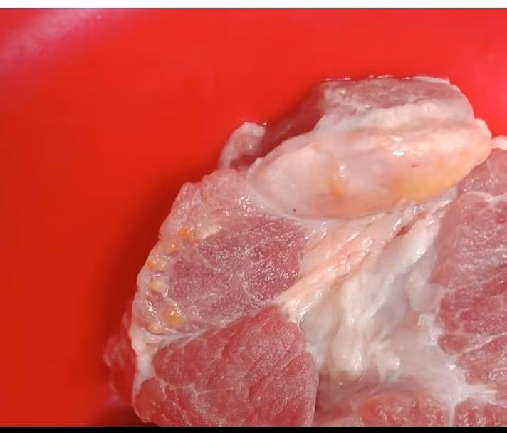 Tài khoản đăng tải thông tin thịt lợn nhiễm bệnh khiến nhiều người hoang mang.