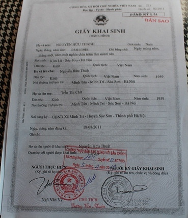 Nhiều giấy tờ người dân thôn Minh Tân cung cấp cho phóng viên về quá trình sinh sống và làm việc tại thôn