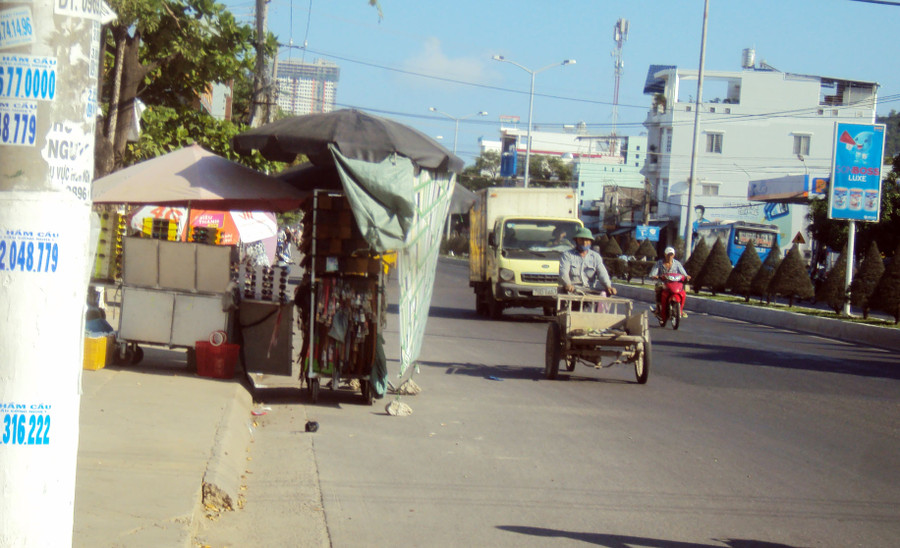 Hành lang giao thông bị chiếm dụng nghiêm trọng