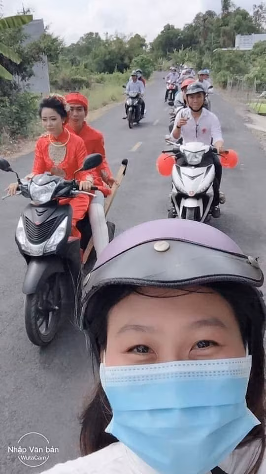 Cô dâu lái xe chở&nbsp; chú rể cùng quan viên hai họ trên đường làng.
