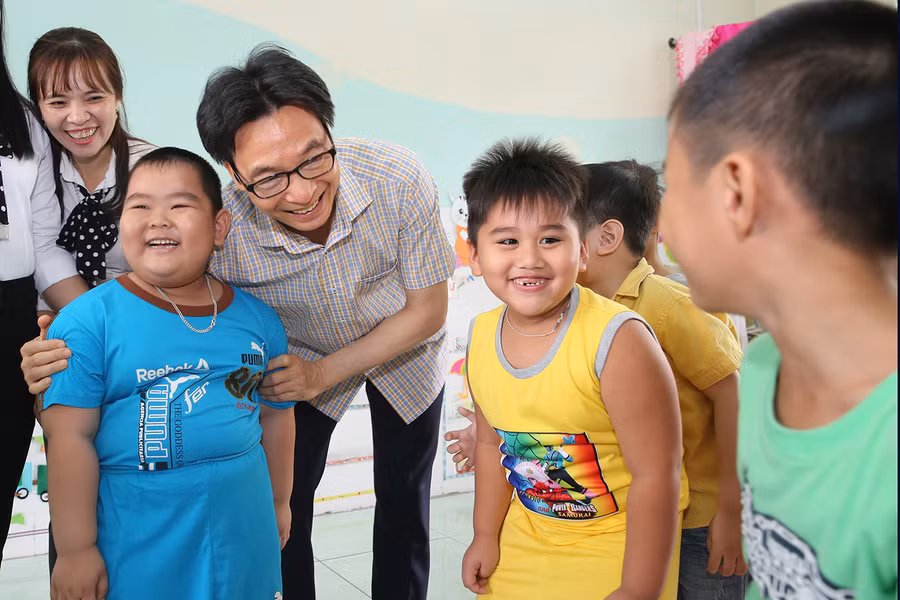 Phó Thủ tướng Vũ Đức Đam thăm Trường Mầm non Thái Chánh. Ảnh: VGP/Đình Nam
