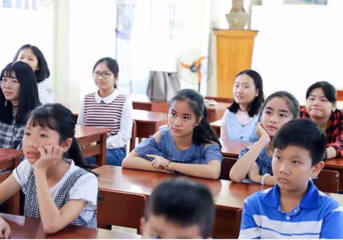 Rất nhiều nữ sinh trong và ngoài trường chăm chú theo dõi buổi học. Ảnh: Nguyễn Đông.