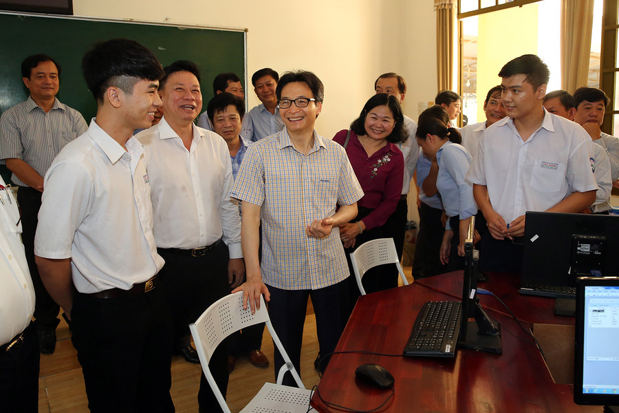 Phó Thủ tướng Vũ Đức Đam trò chuyện với thầy và trò Trường THPT Tây Ninh. Ảnh: VGP/Đình Nam Phó Thủ tướng Vũ Đức Đam trò chuyện với thầy và trò Trường THPT Tây Ninh. Ảnh: VGP/Đình Nam