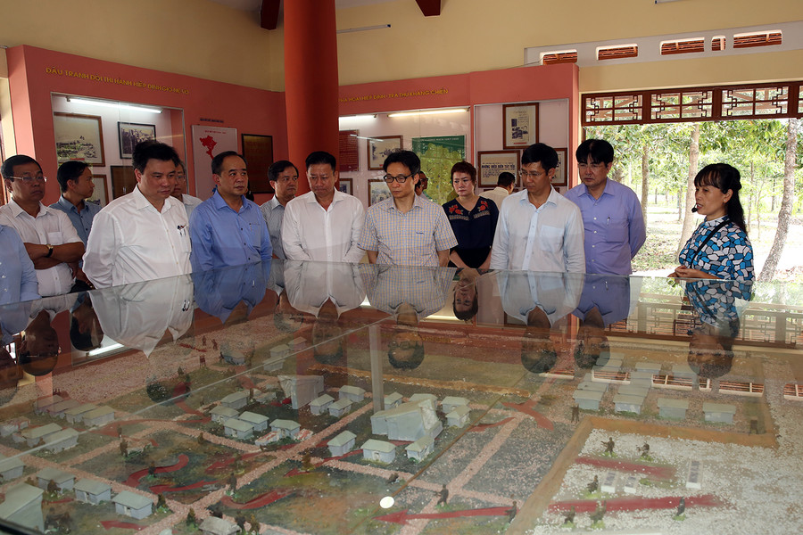 Phó Thủ tướng đến thăm Di tích chiến thắng Tua Hai. Ảnh: VGP/Đình Nam Phó Thủ tướng đến thăm Di tích chiến thắng Tua Hai. Ảnh: VGP/Đình Nam