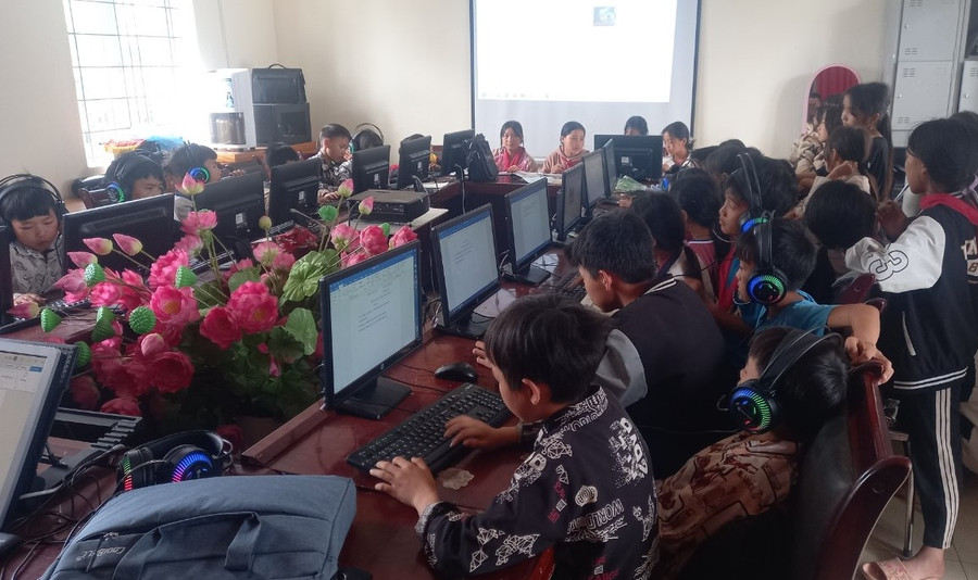 Học sinh trường phổ thông DTBT THCS Hồng Thu thích thú khi được thực hành trên máy tính.
