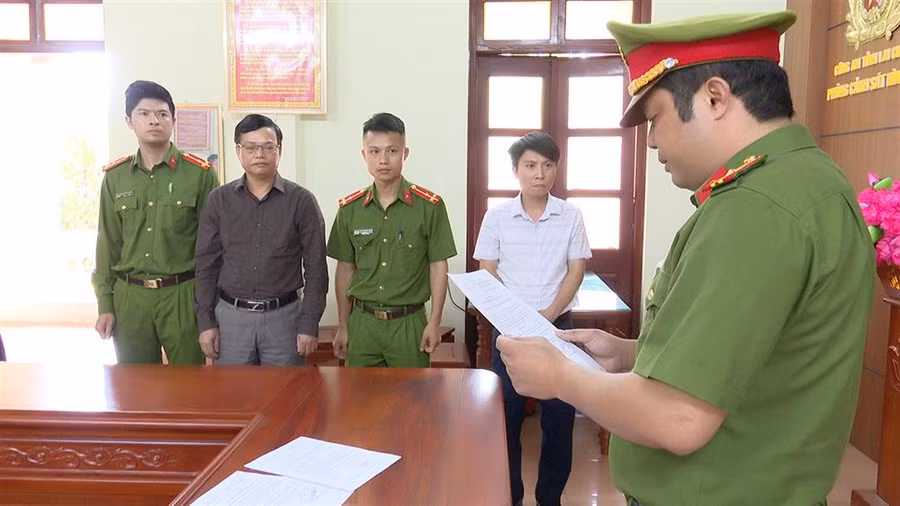 Cơ quan CSĐT Công an tỉnh Lai Châu thi hành lệnh tạm giam ông Nguyễn Thanh Trì (thứ hai từ trái qua).