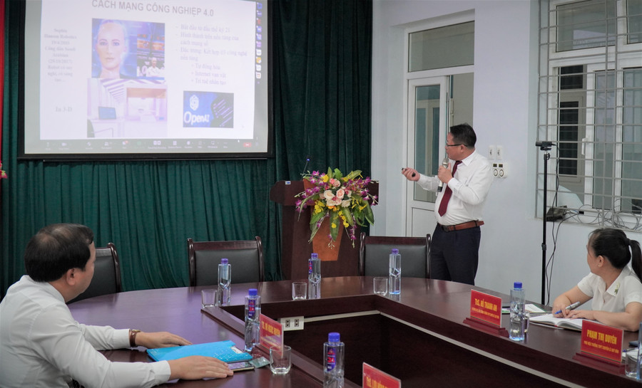 Tiến sĩ Giang Trung Khoa – Trưởng Ban công tác chính trị và Công tác sinh viên Học viện Nông nghiệp Việt Nam tham luận tại Hội thảo.