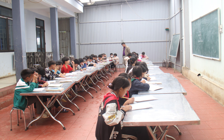 Trường phổ thông DTBT THCS Hồng Thu tận dụng bếp ăn để làm lớp học.