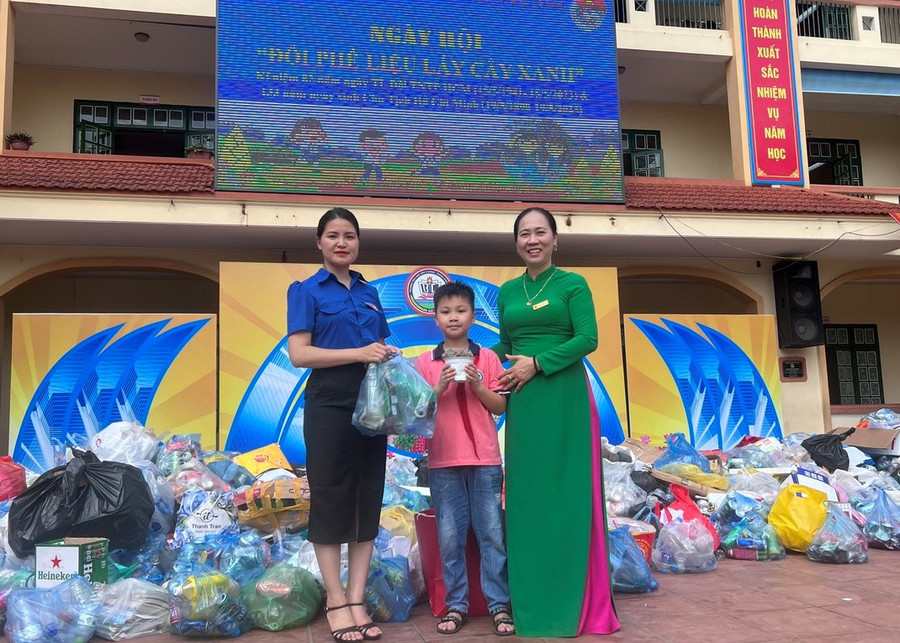 Gần 5 tấn phế liệu được thu gom trong Ngày hội "Đổi phế liệu lấy cây xanh".