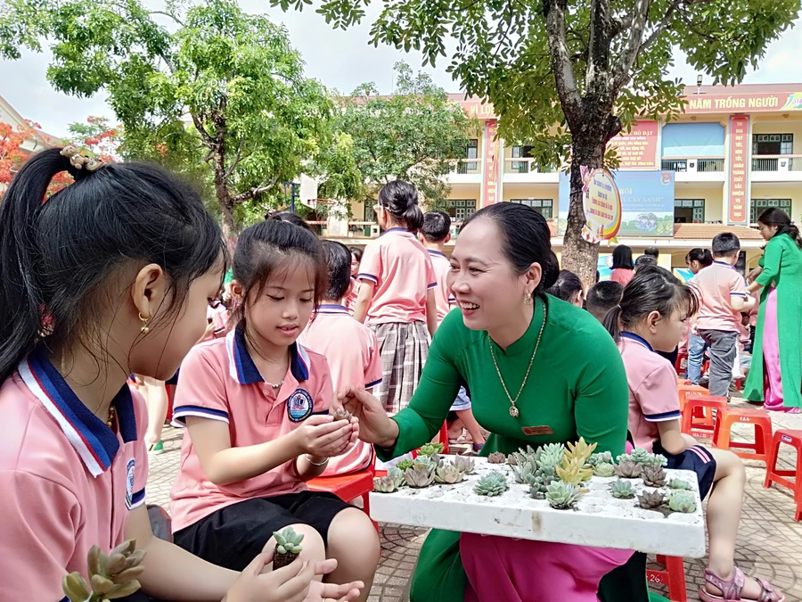 Cô trò trường Tiểu học Bắc Cường trong Ngày hội "Đổi phế liệu lấy cây xanh".