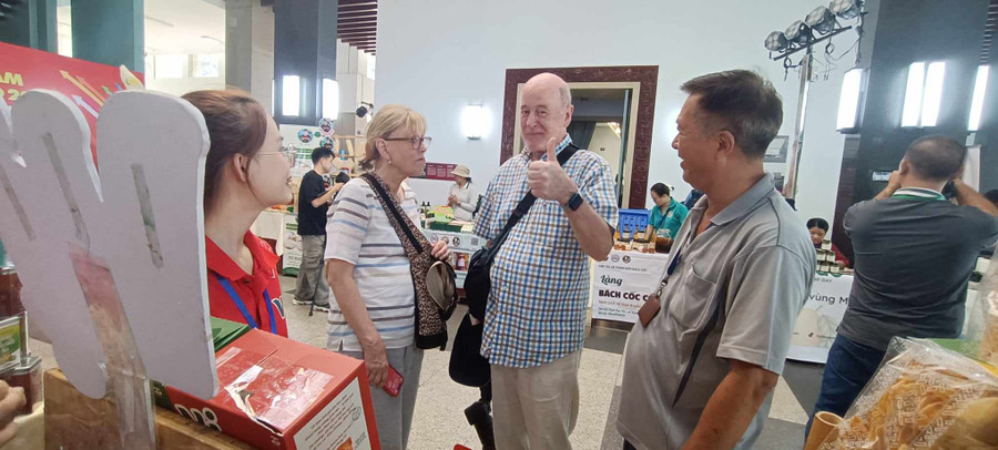 Du khách nước ngoài tham quan một hội chợ triển lãm tại TPHCM Du khách nước ngoài tham quan một hội chợ triển lãm tại TPHCM