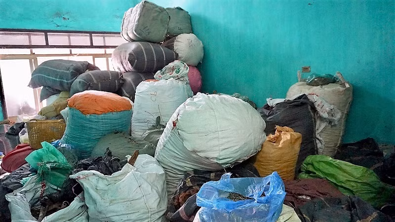 Dược liệu được chất đống không được bảo quản đúng theo quy định, ảnh: cttđt Dược liệu được chất đống không được bảo quản đúng theo quy định, ảnh: cttđt