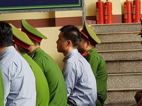 Cựu Chủ tịch VTC Online Phan Sào Nam ngồi nghe các bị cáo khai nhận tài tòa. Cựu Chủ tịch VTC Online Phan Sào Nam ngồi nghe các bị cáo khai nhận tài tòa.