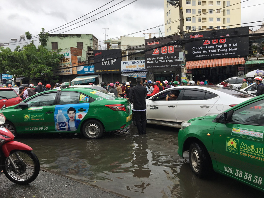 Tuyến Quốc lộ 13 chạy qua địa bàn quận Bình Thạnh ngập nặng và kẹt xe ngày 26/11 Tuyến Quốc lộ 13 chạy qua địa bàn quận Bình Thạnh ngập nặng và kẹt xe ngày 26/11