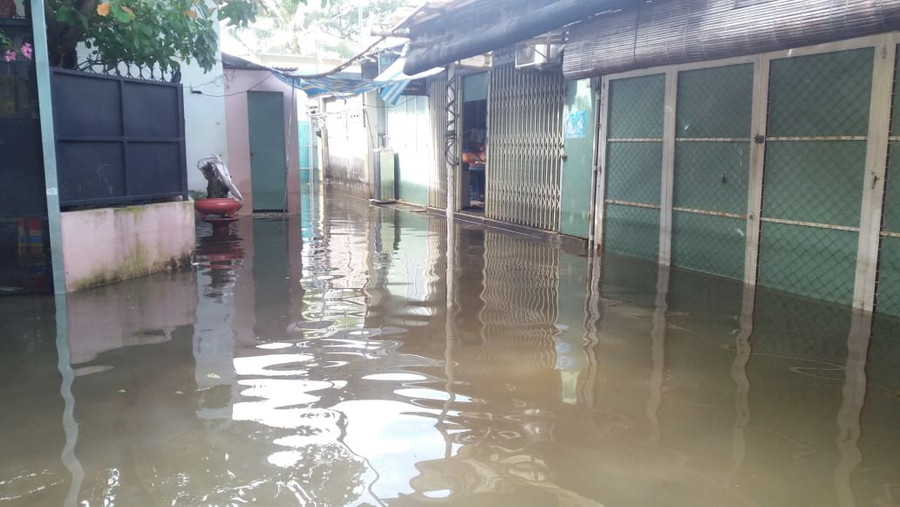 Khu nhà trọ tại KP4 phường Hiệp Bình Phước (quận Thủ Đức) ngập sâu trong nước (ảnh chụp trưa 27/11) Khu nhà trọ tại KP4 phường Hiệp Bình Phước (quận Thủ Đức) ngập sâu trong nước (ảnh chụp trưa 27/11)