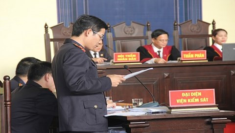 Viện Kiểm sát Nhân dân tỉnh Phú Thọ nêu quan điểm luận tội tại phiên tòa. Viện Kiểm sát Nhân dân tỉnh Phú Thọ nêu quan điểm luận tội tại phiên tòa.