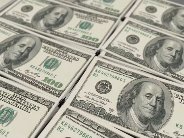 Dân đổ xô đến cây ATM lạ, rút 20 USD được 100 USD,