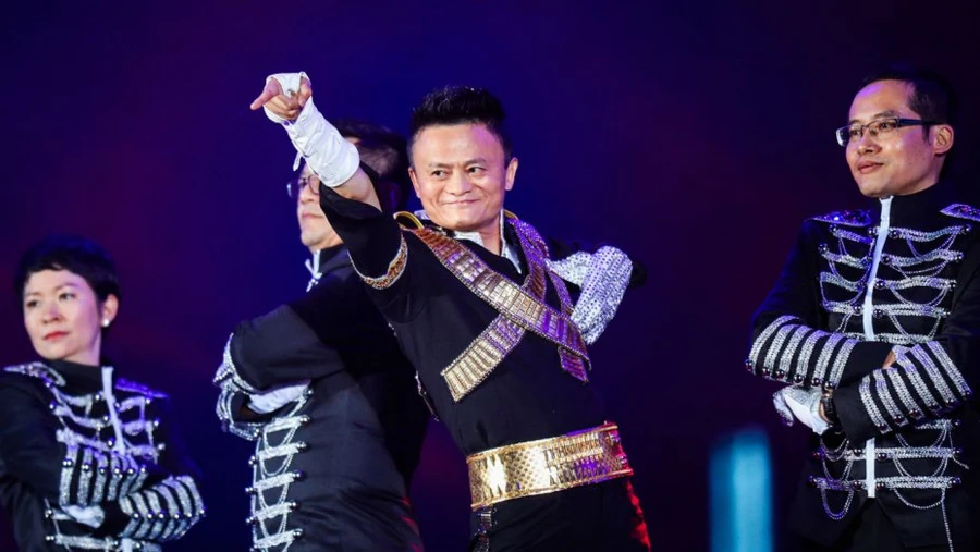 Jack Ma (Mã Vân), Chủ tịch Tập đoàn Alibaba, trong nền nhạc của Michael Jackson tại bữa tiệc thường niên Alibaba vào ngày 18 tháng 9 năm 2017. Ảnh: Getty Images