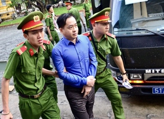 "Bảo bối" trong tay Vũ Nhôm, đi lại 132 quốc gia không cần visa ảnh 1 "Bảo bối" trong tay Vũ Nhôm, đi lại 132 quốc gia không cần visa ảnh 1