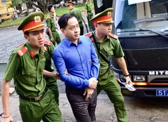 "Bảo bối" trong tay Vũ Nhôm, đi lại 132 quốc gia không cần visa ảnh 1