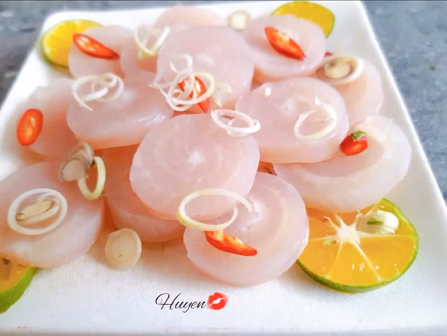 Bì heo đã luộc xong chuẩn bị ngâm.