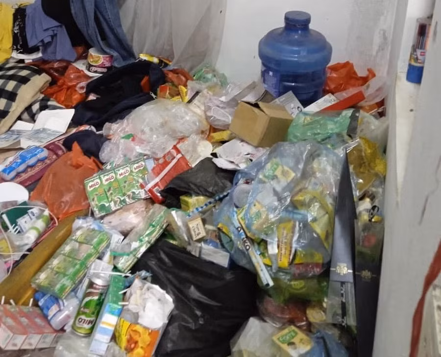  ""Kinh hồn bạt vía"" căn phòng ngập rác của cô nàng 9x