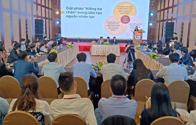 Các đại biểu tham gia phiên thảo luận Thúc đẩy STEM trong xây dựng nguồn nhân lực chất lượng cao.