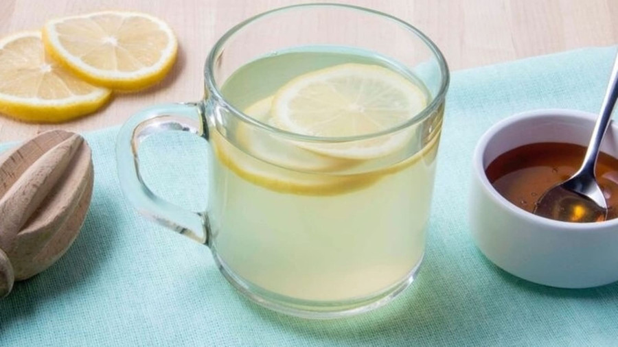 Nếu bạn thích mật ong dạng lỏng, bạn có thể làm ấm nhẹ mật ong trong nước, tất nhiên là tránh nhiệt độ cao. (Ảnh: ITN) Nếu bạn thích mật ong dạng lỏng, bạn có thể làm ấm nhẹ mật ong trong nước, tất nhiên là tránh nhiệt độ cao. (Ảnh: ITN)