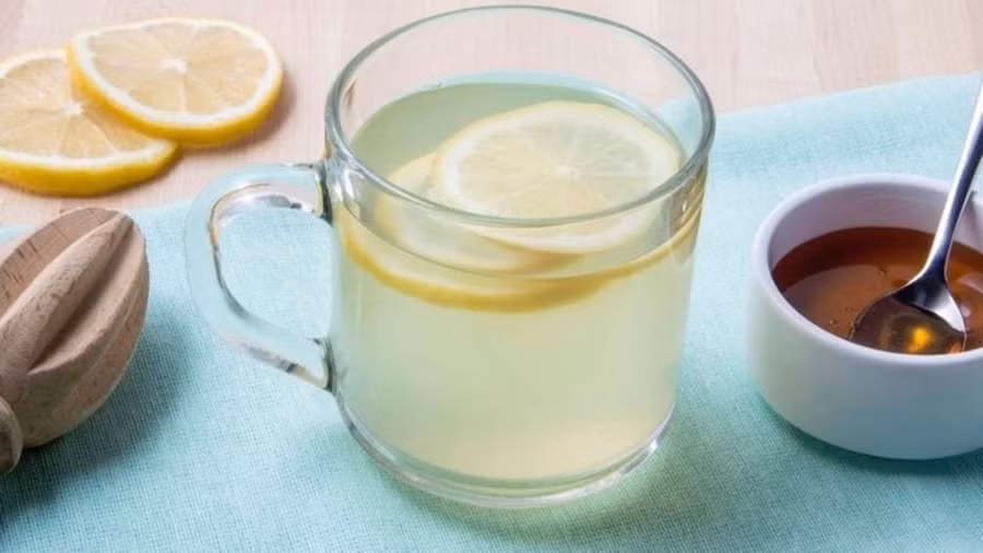 Nếu bạn thích mật ong dạng lỏng, bạn có thể làm ấm nhẹ mật ong trong nước, tất nhiên là tránh nhiệt độ cao. (Ảnh: ITN)