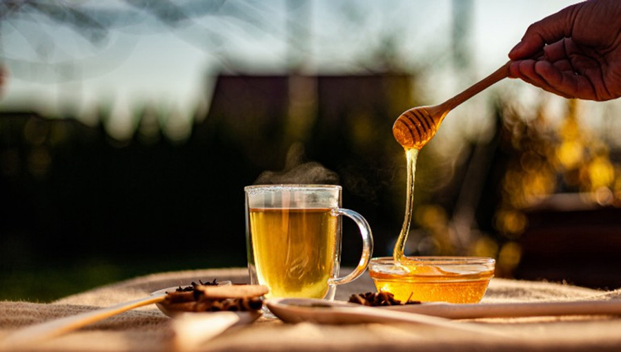 Bạn nên mua và tiêu thụ mật ong thô hoặc chưa qua chế biến. (Ảnh: ITN) Bạn nên mua và tiêu thụ mật ong thô hoặc chưa qua chế biến. (Ảnh: ITN)