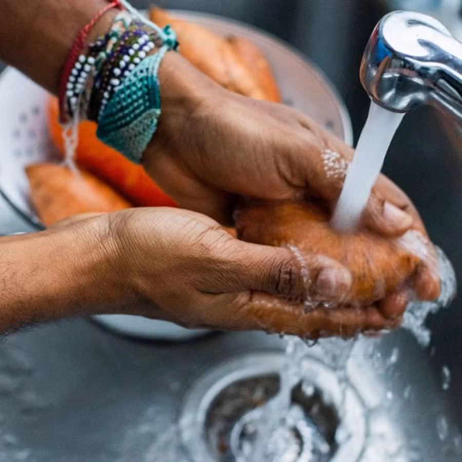 Trước khi nấu hoặc cắt khoai lang, hãy rửa sạch vỏ và chà sạch chúng bằng bàn chải. (Ảnh: ITN)