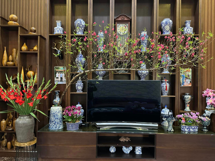 Nếu miệng bình to hơn như chuông này thì chèn thêm viên gạch xuống đáy, hoặc có thể dùng sỏi trắng, không nên dùng cát bít mạch hoa sẽ nhanh héo.