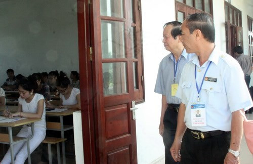 Đoàn kiểm tra đột xuất HĐTS trường ĐH Công nghệ Đông Á