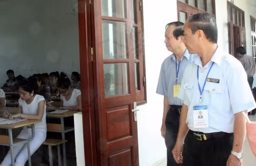 Đoàn kiểm tra đột xuất HĐTS trường ĐH Công nghệ Đông Á