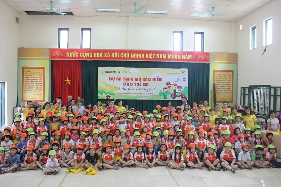 Mùa hè ý nghĩa với những chiếc mũ bảo hiểm của sinh viên Khoa Quốc tế