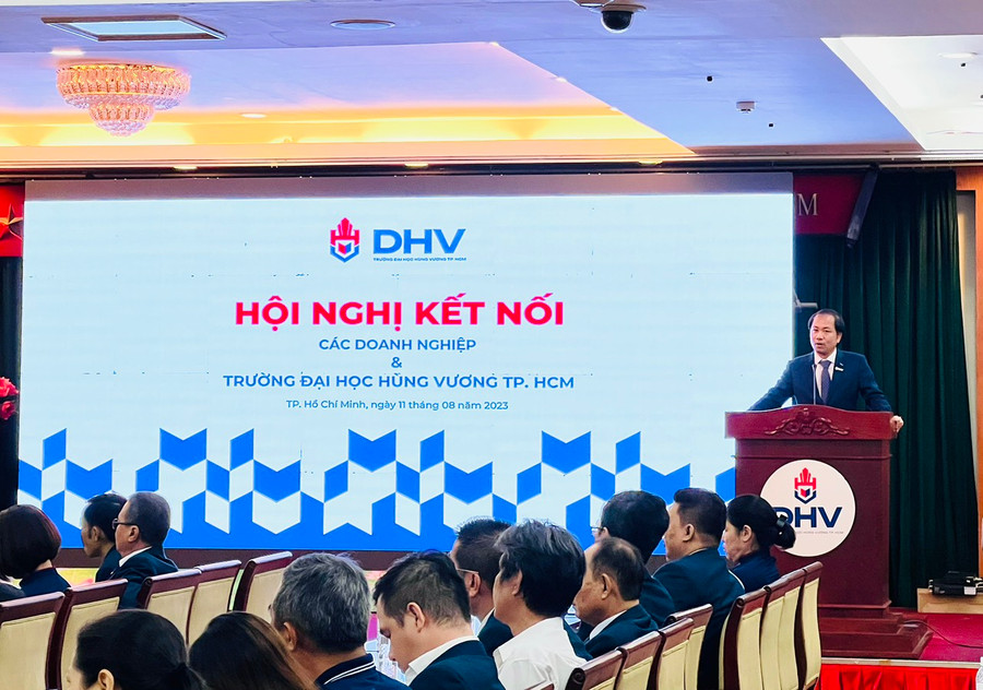 TS Trần Việt Anh, Phó hiệu trưởng phụ trách nhà trường phát biểu tại lễ ký kết.