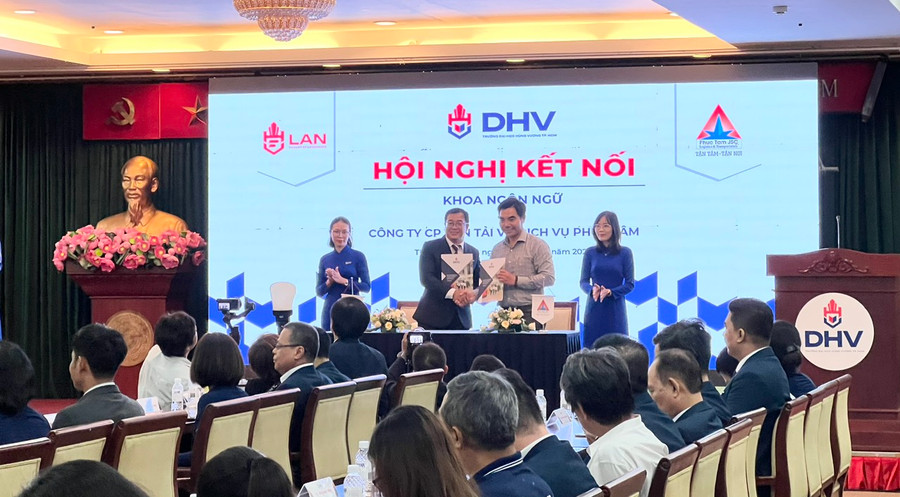 Đại diện một Khoa của Trường ĐH Hùng Vương TPHCM ký kết hợp tác với doanh nghiệp.