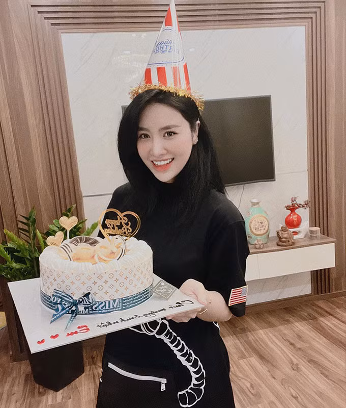 Nhan sắc cực phẩm của vợ tiền đạo đội tuyển Việt Nam ảnh 7