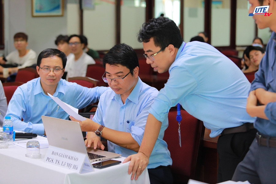 Ban giám khảo cuộc thi bàn luận, chấm điểm. Ban giám khảo cuộc thi bàn luận, chấm điểm.