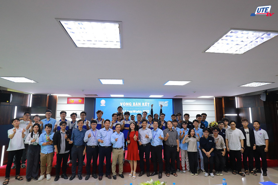 Các đội thi xuất sắc chụp hình cùng ban giám khảo. Các đội thi xuất sắc chụp hình cùng ban giám khảo.