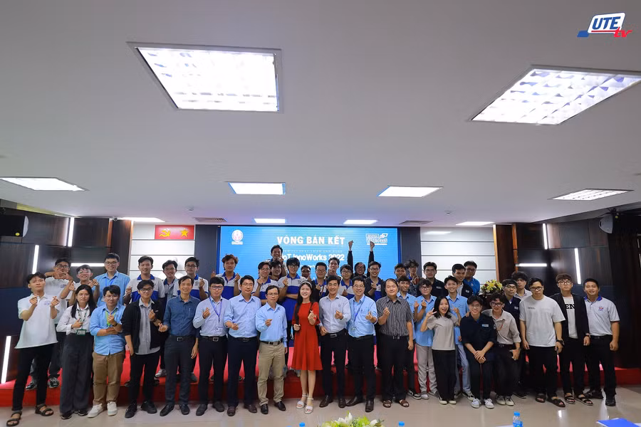 Các đội thi xuất sắc chụp hình cùng ban giám khảo.