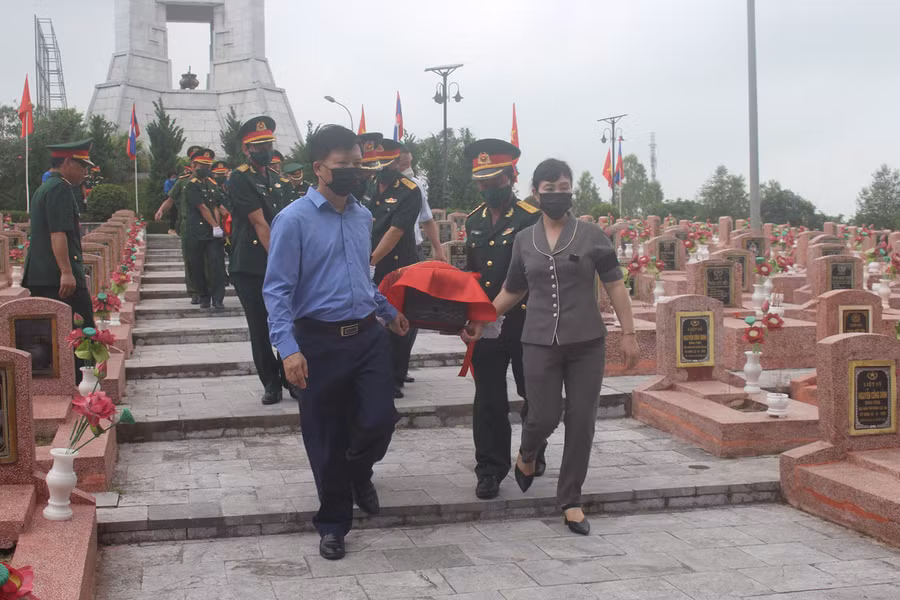 Đưa hài cốt các liệt sĩ về nơi an nghỉ cuối cùng.