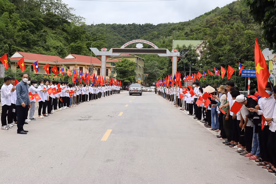 Các em học sinh huyện biên giới Kỳ Sơn (Nghệ An) đón chào đoàn công tác đặc biệt đưa hài cốt các liệt sỹ về với đất mẹ.