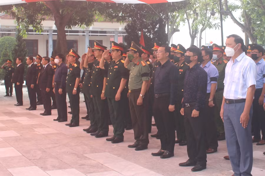 Đại diện lãnh đạo các sở, ban, ngành, địa phương thành kính tưởng niệm trước anh linh các liệt sĩ.