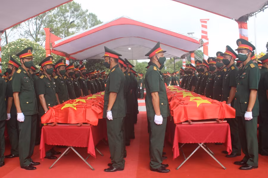 Hài cốt các liệt sĩ quân tình nguyện và chuyên gia Việt Nam trong đợt tìm kiếm, cất bốc lần này.