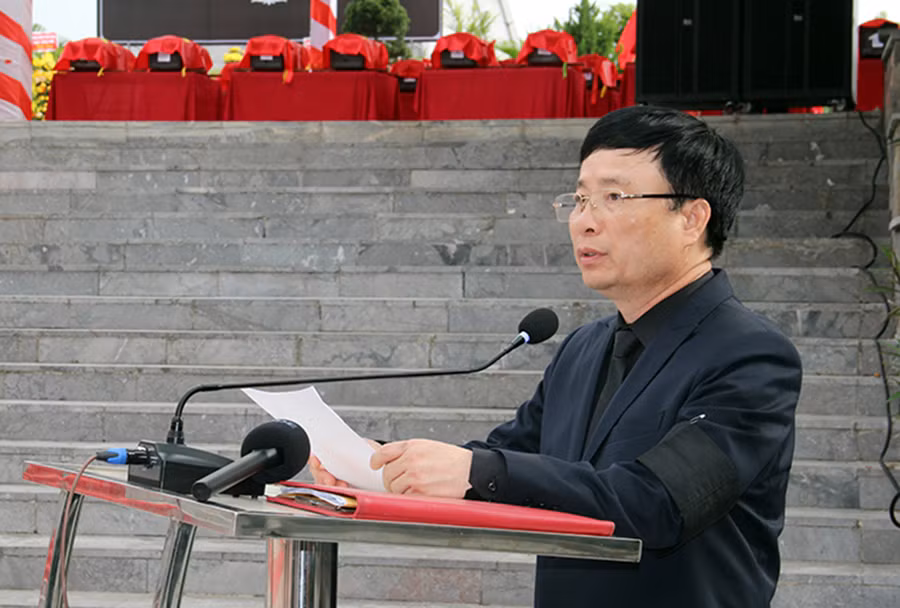 Phó Chủ tịch UBND tỉnh Nghệ An Bùi Đình Long đọc điếu văn tại lễ an táng.