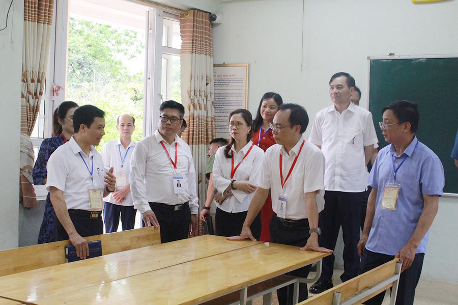 Kiểm tra cơ sở vật chất tại điểm chấm thi trường THPT Lương Ngọc Quyến.