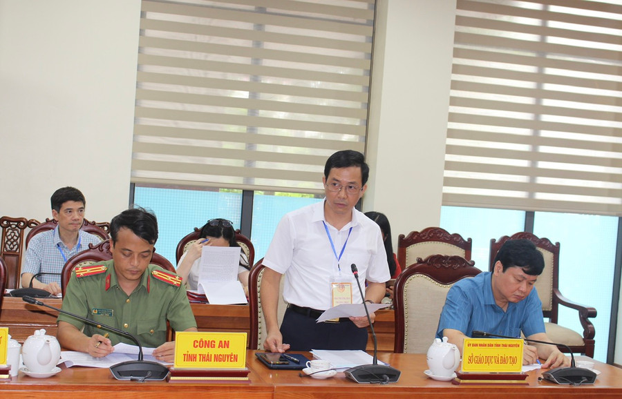 Ông Nguyễn Văn Hưng, Phó Giám đốc Sở GD&amp;ĐT tỉnh Thái Nguyên thông tin với Đoàn công tác.