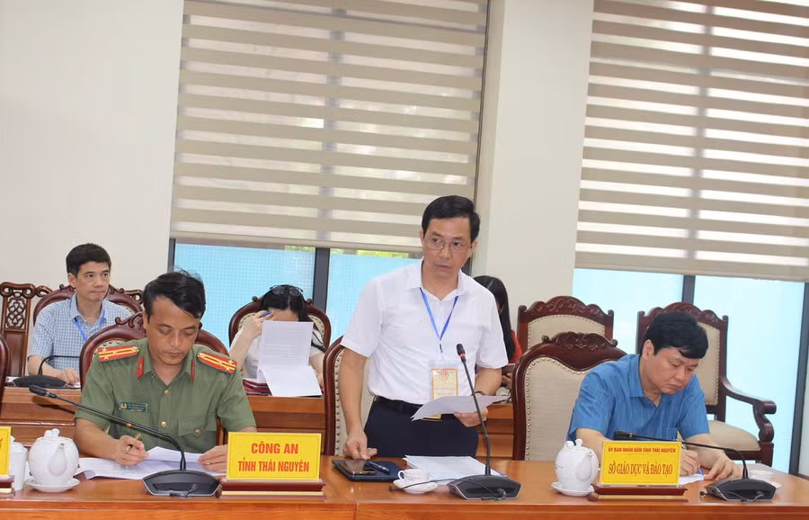 Ông Nguyễn Văn Hưng, Phó Giám đốc Sở GD&amp;ĐT tỉnh Thái Nguyên thông tin với Đoàn công tác.