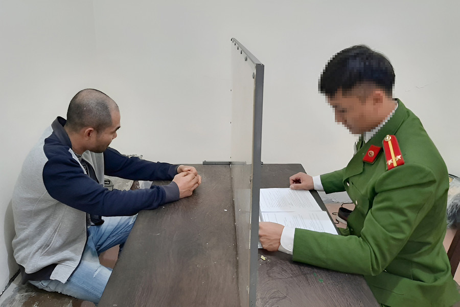 Công an lấy lời khai Trương Văn Quế. (Ảnh: CANA). Công an lấy lời khai Trương Văn Quế. (Ảnh: CANA).